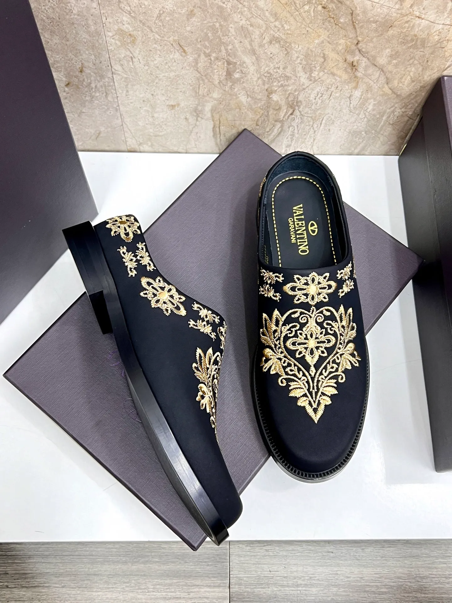 Men's men's shoes💰780 Valentino Valentino's new electric embroidery slippers. These Derby loafers are made of imported cowhide leather. They are light in texture and cool in style. The uppers are decorated with brand logo buckles, showing off the big-name style! The lines reveal novel urban trends. The toe is round and full, and the rubber foam sole and triple protruding leather welt complement each other. It is extremely fashionable and charming, with dyed calfskin lining, genuine leather feet, and standard logo decoration. It is simple yet elegant. It has a classic European and American loose style and is extremely comfortable on the feet. Size: 39-44 (customized at 38.45.46)
